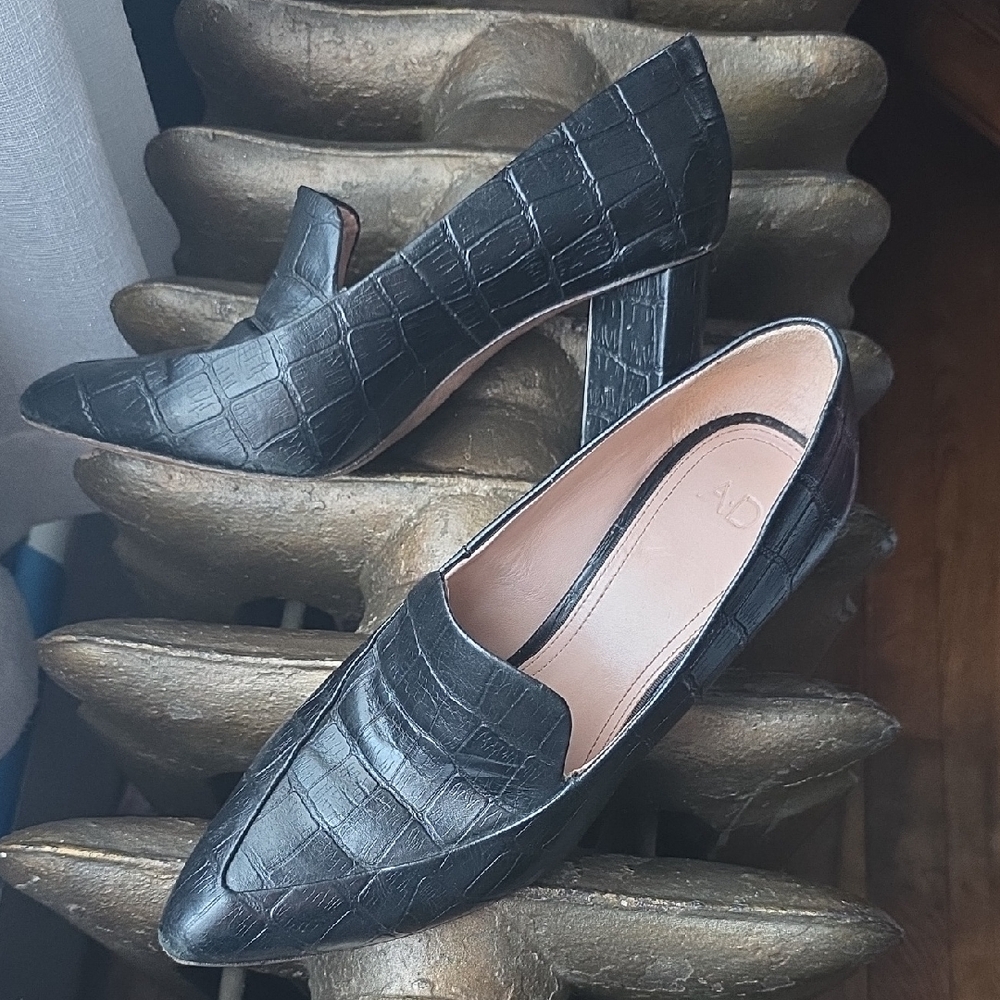 Chic Black Crocodile Pattern Heels